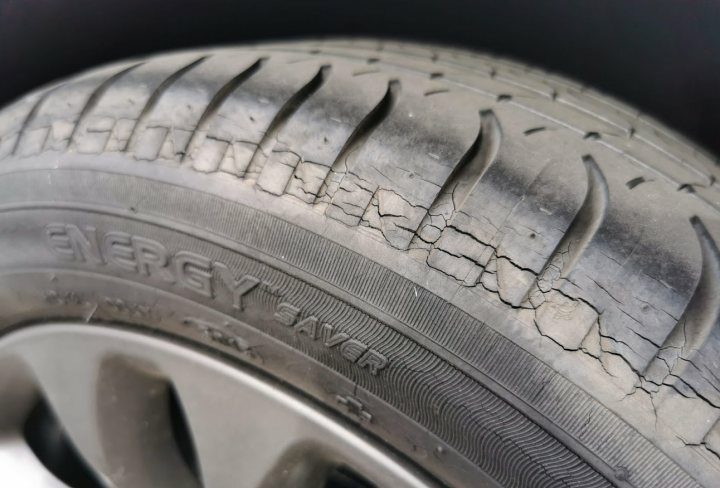 Почему трескаются шины автомобиля?