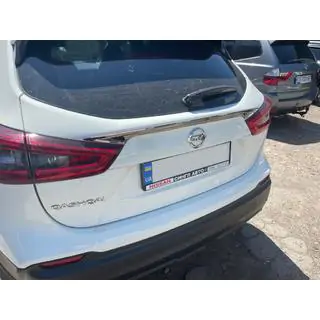 Хромированная накладка над номером (нержавейка) Nissan Qashqai 2014-2021 гг. фото 3