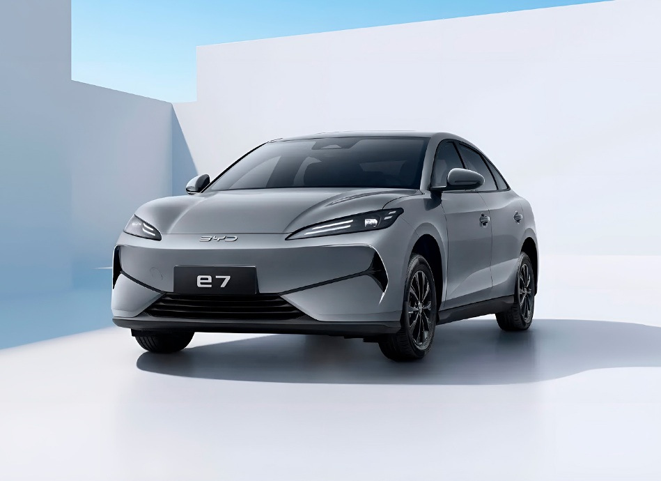 Обзор BYD E7 2025: Доступный электроседан для города