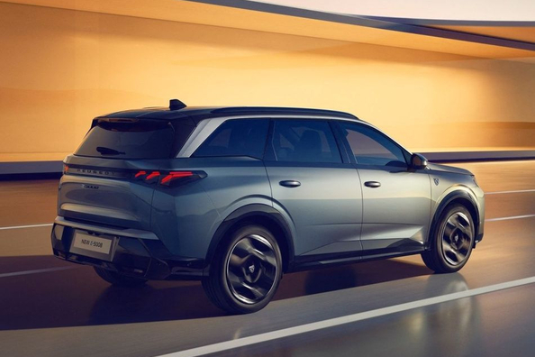 Peugeot e-5008 2024: Обзор электрического семиместного кроссовера фото 4