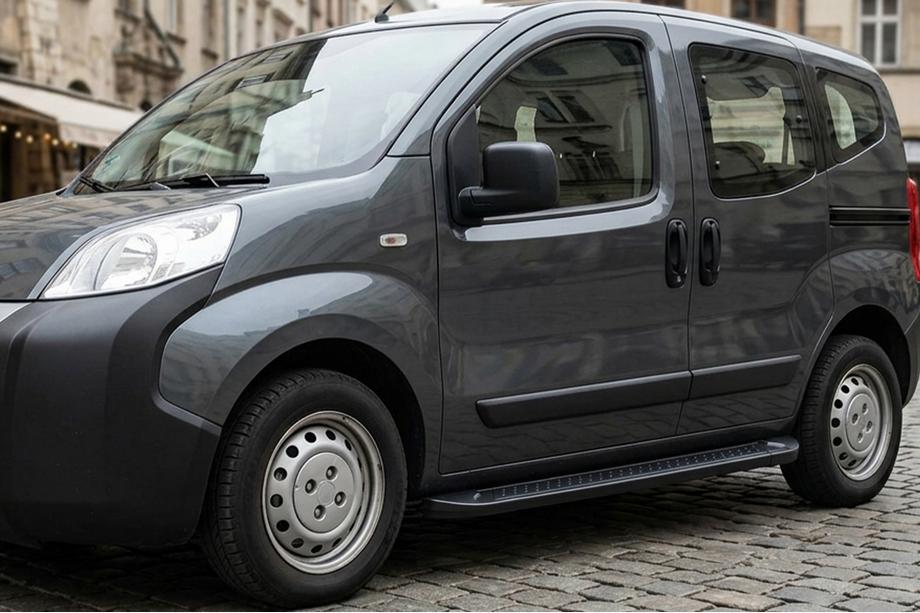 Fiat Fiorino/Qubo 2008-2024 гг. Боковые Подножки Allmond Black (2 шт., Алюминий) Image