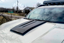 Renault Duster 2024- гг. Накладка на капот SCOOP (Глянец) фото 12