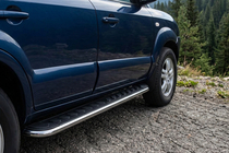 Hyundai Tucson JM 2004- гг. Боковые Подножки Maydos V1 (2 шт., Алюминий и Нержавейка) фото 1