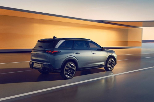 Обзор гибридного Peugeot 5008 третьего поколения фото 4
