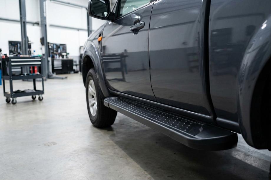 Mazda BT-50 2007-2012 гг. Боковые Подножки Allmond Black (2 шт., Алюминий) Image