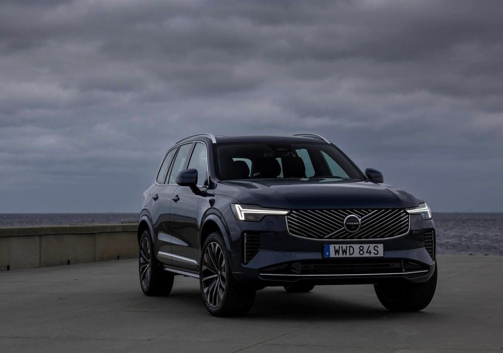 Volvo XC90 II (2024): Роскошный семейный SUV с гибридными технологиями