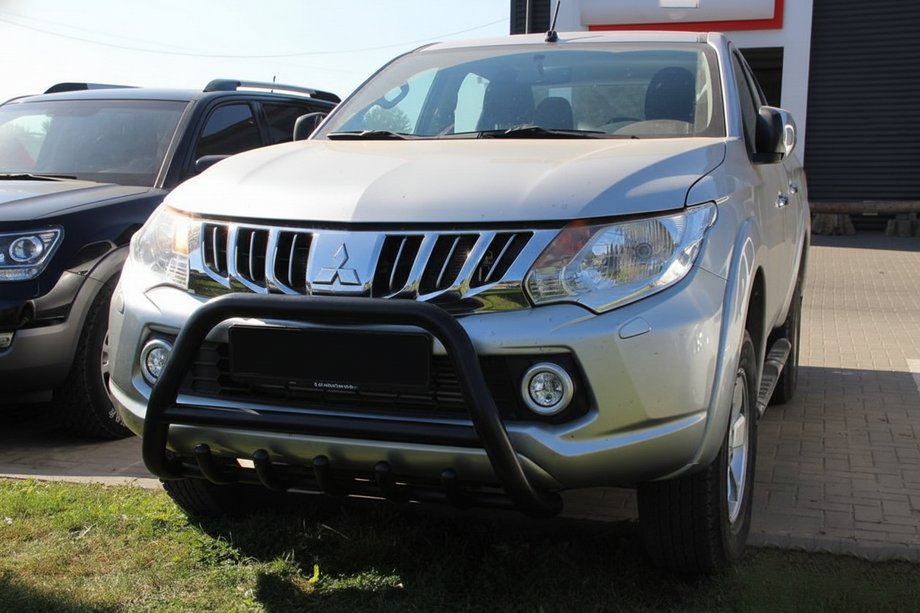 Mitsubishi L200 2015-2024 гг. Кенгурятник WT003 Черный Нержавейка Image