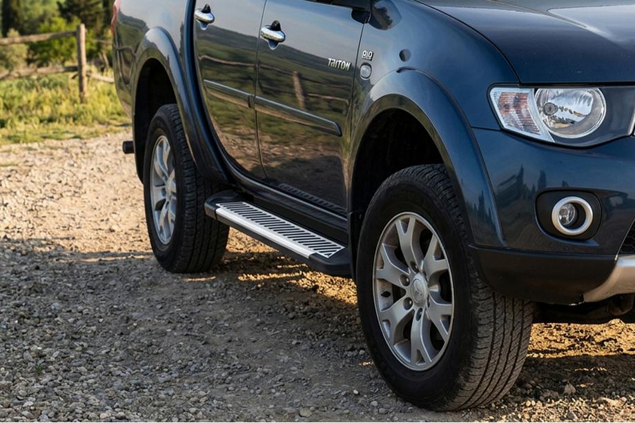 Mitsubishi L200 2006-2015 гг. Боковые Подножки Line (2 шт., Алюминий) Image