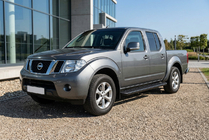 Nissan Navara 2006-2015 гг. Боковые Подножки Allmond Black (2 шт., Алюминий) фото 1