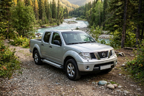 Nissan Navara 2006-2015 гг. Боковые Подножки Rainbow (2 шт., Алюминий) фото 1