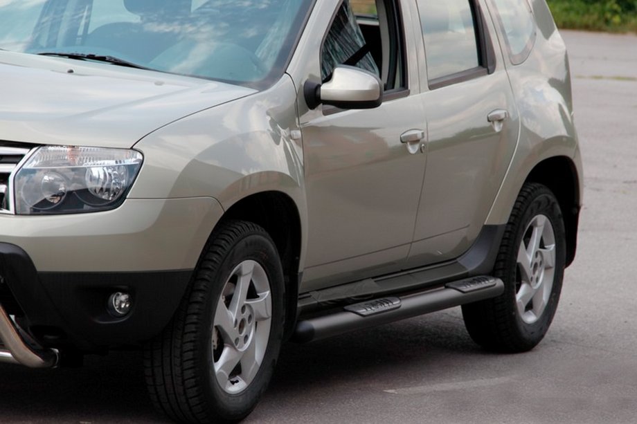 Dacia Duster 2008-2018 гг. Боковые трубы с вставками Black (2 шт., нерж. сталь) Фото 2