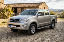 Toyota Hilux 2006-2015 гг. Боковые Подножки Maydos V1 (2 шт., Алюминий и Нержавейка) фото 1