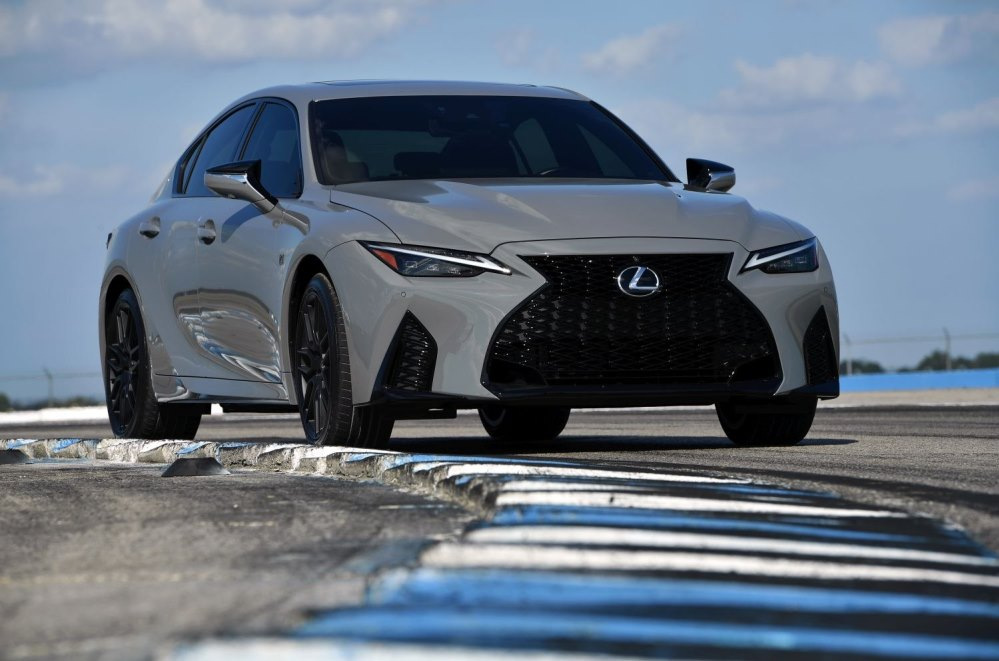 Lexus IS 500: мощный спортивный седан с атмосферным V8
