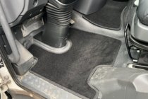 Mercedes Atego 2013– гг. Текстильные коврики Deluxe (Черный) фото 1