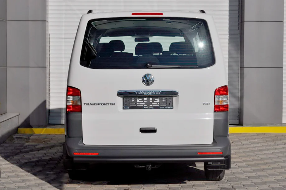 Volkswagen T5 Transporter 2003-2010 гг. Задняя дуга AK002 Черная (нерж. сталь) Фото 2