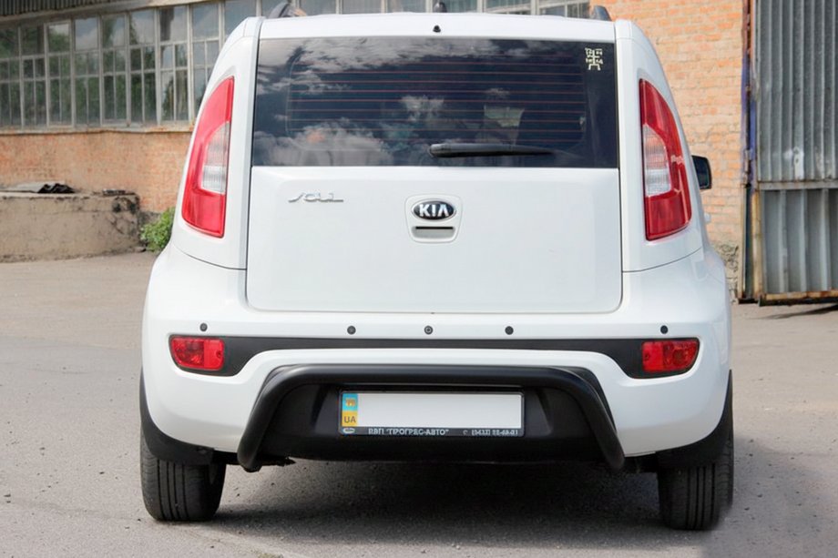 Kia Soul I 2008-2013 гг. Задняя дуга AK002 Черная (нерж. сталь) Фото 1