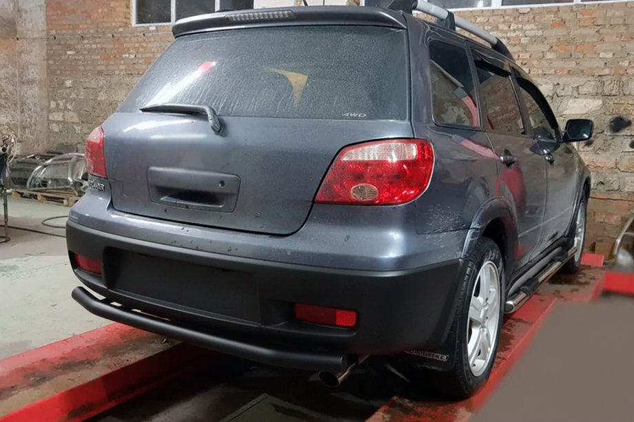 Mitsubishi Outlander 2001-2006 гг. Задняя дуга AK002/2 Черная (нержавейка) Image