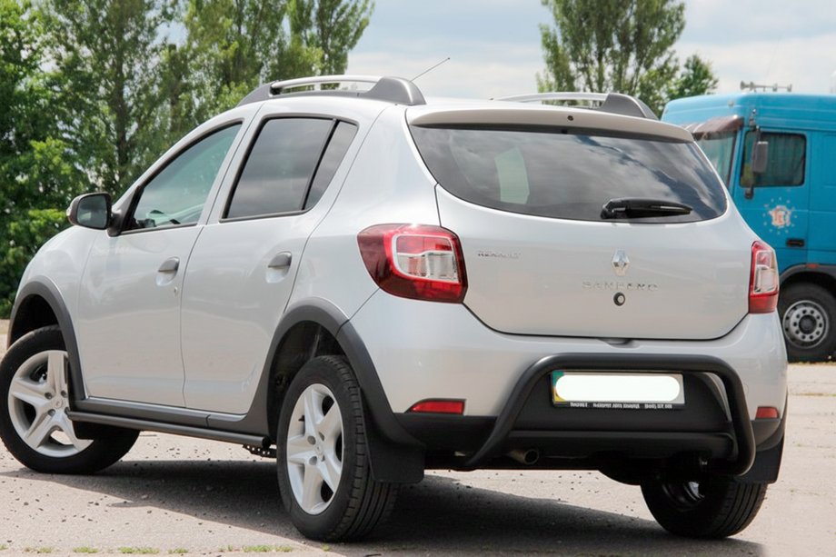 Dacia Sandero 2013-2020 гг. Задняя дуга AK007 Черная (нерж. сталь) Фото 3