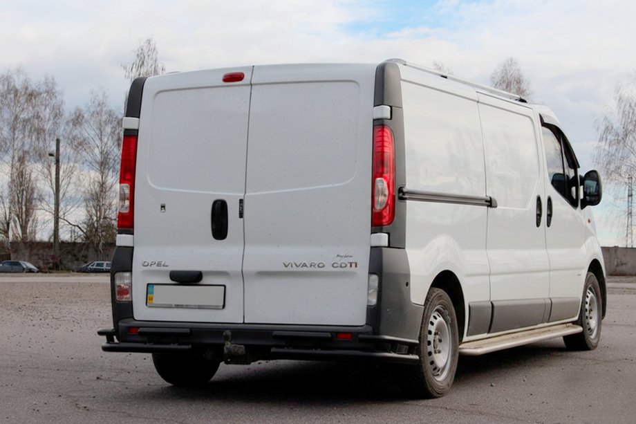 Renault Trafic 2001–2015 гг. Задняя защита AK003-Plus-2 Черный (нержавейка) Image