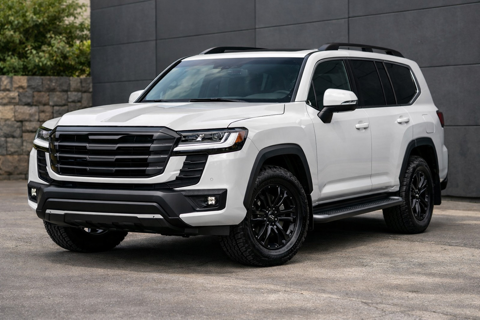 Что поставить на Toyota Land Cruiser 300 первым: пороги, решетку или акценты