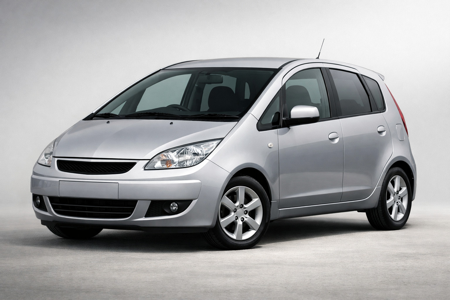 Обзор Mitsubishi Colt 2004-2012: компактный городской автомобиль с простым характером