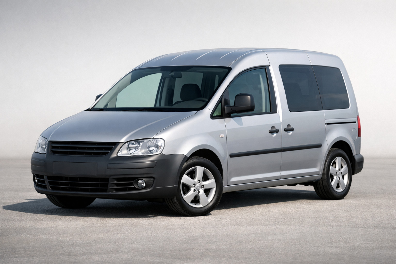 Обзор Volkswagen Caddy 2004-2010: маленький коммерческий герой