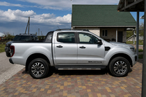 Ford Ranger 2011–2022 гг. Черные рейлинги на крышу OEM (ABS-пластик, установка на клей) фото 2