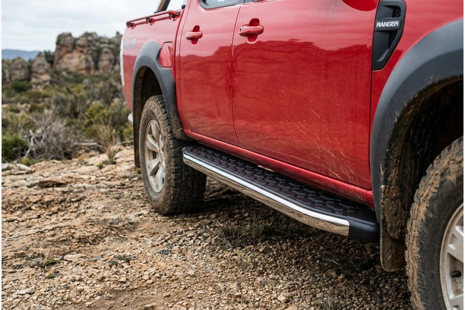 Mazda BT-50 2007-2012 гг. Боковые Подножки BlackLine (2 шт., Алюминий) Фото 1