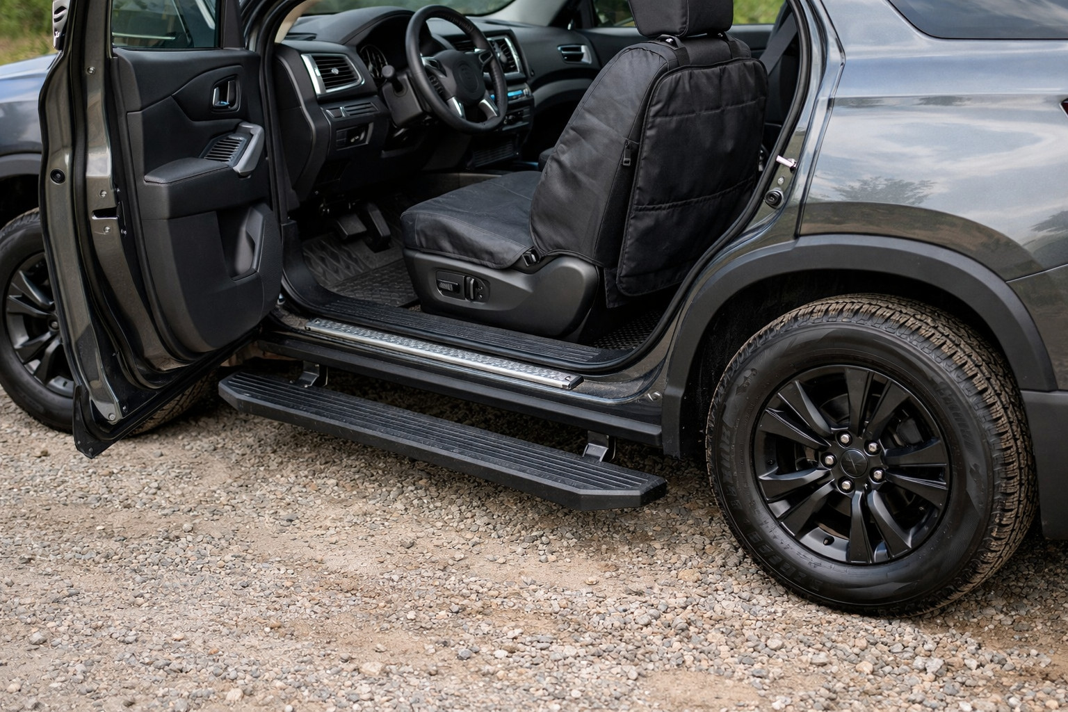 Что поставить на высокий SUV, чтобы легче садиться и не пачкать одежду