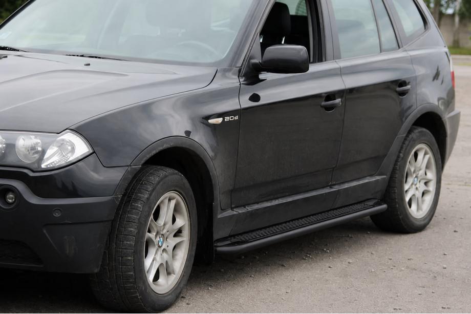 BMW X3 E83 2003-2010 гг. Боковые пороги KB001 Black (нержавеющая сталь) Фото 1