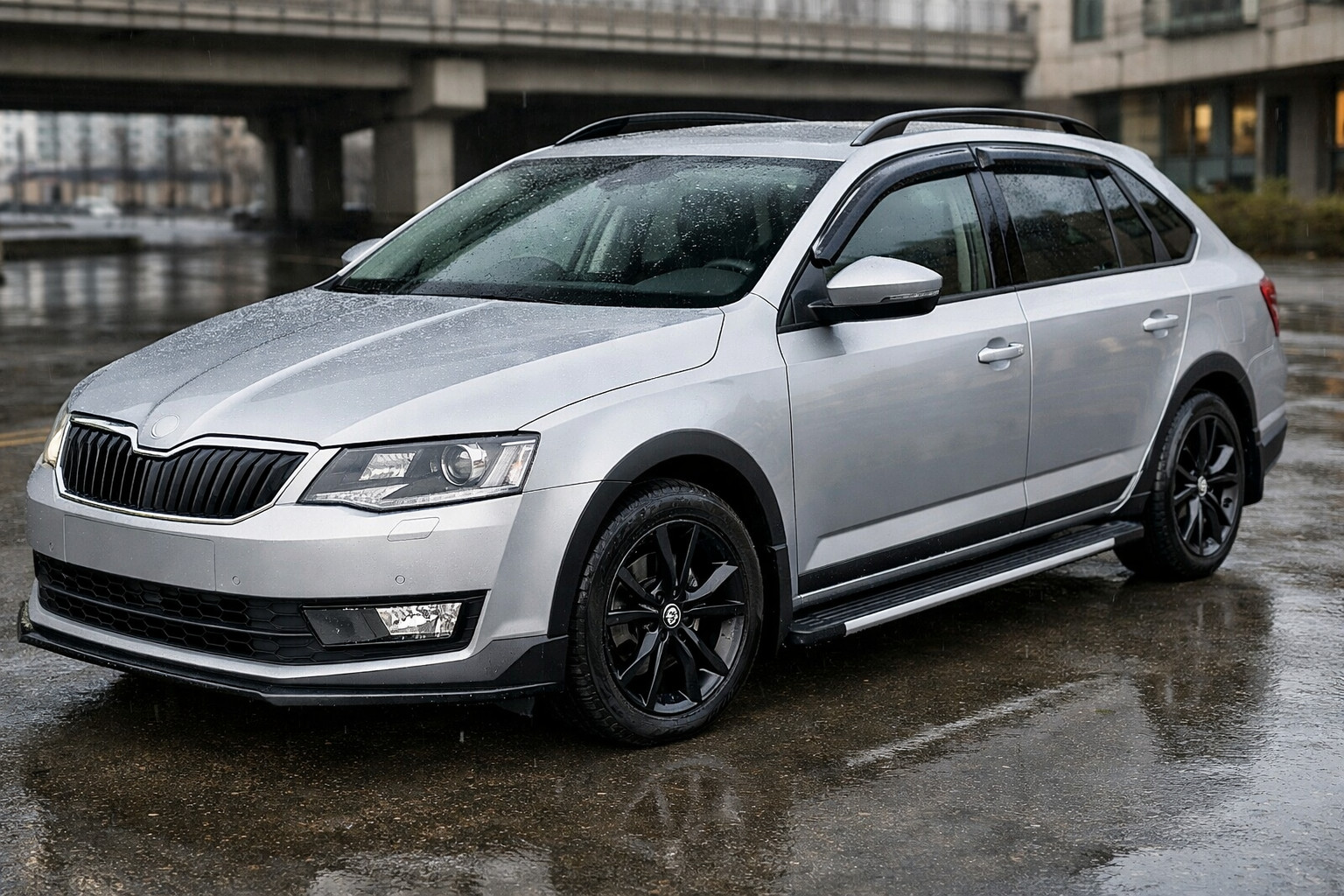 Стартовый апгрейд Skoda Octavia A7: город, дождь и чистые пороги