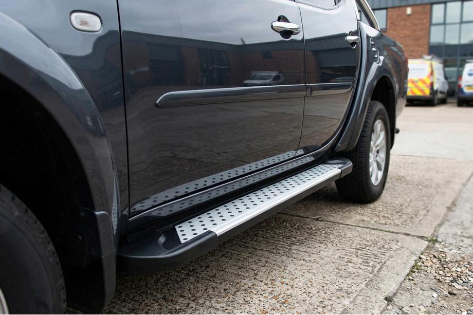 Mitsubishi L200 2006-2015 гг. Боковые Подножки Allmond Grey (2 шт., Алюминий) Image