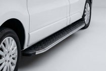 Opel Vivaro 2015-2019 гг. Боковые Подножки BlackLine (2 шт., Алюминий) фото 1
