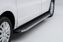 Opel Vivaro 2015-2019 гг. Боковые Подножки BlackLine (2 шт., Алюминий) фото 1