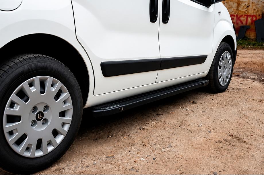 Peugeot Bipper 2008-2017 гг. Боковые Подножки Mostu Black (2 шт, Алюминиевый Профиль) Фото 1