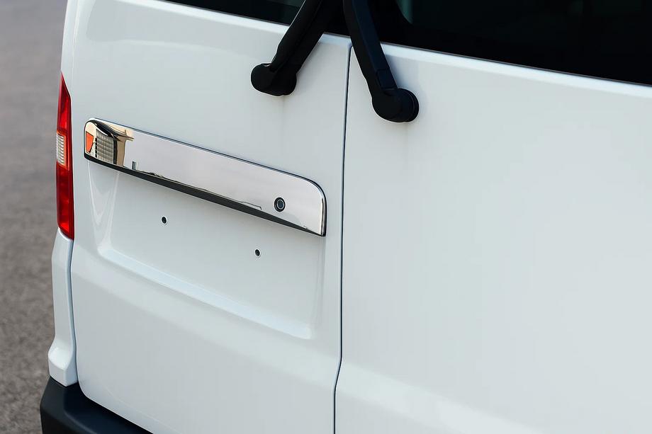 Volkswagen T5 Multivan 2003–2010 гг. Накладка из нержавеющей стали над номером для распашных задних дверей Image