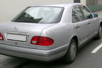 Mercedes E-class W210 1995-2002 гг. Накладка на крышку багажника над номером (Sedan) фото 1