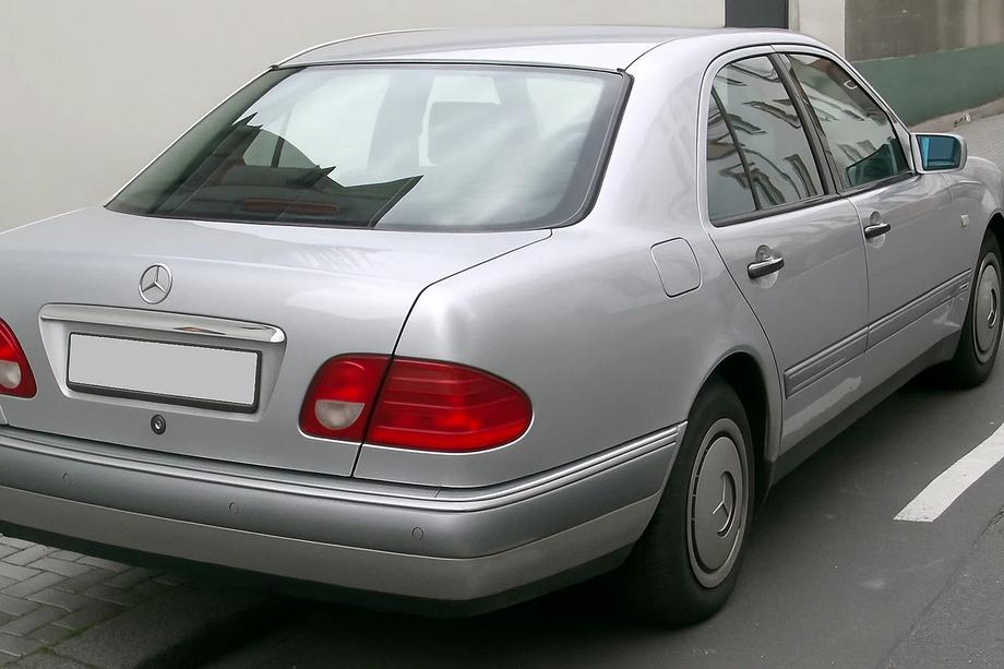 Mercedes E-class W210 1995-2002 гг. Накладка на крышку багажника над номером (Sedan) Image