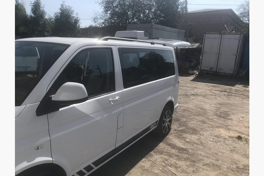 Volkswagen T5 Multivan 2003–2010 гг. Черные рейлинги Длинная база, пластиковые ножки Фото 9