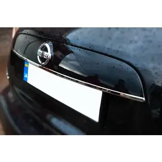 Хромированная накладка над номером (нержавейка) Nissan Juke 2010-2019 гг. фото 3
