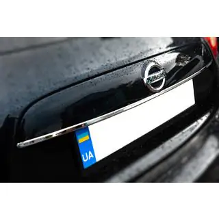Хромированная накладка над номером (нержавейка) Nissan Juke 2010-2019 гг. фото 2