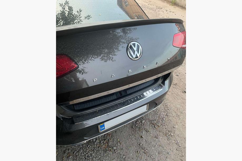 Volkswagen Passat B8 2015-2023 гг. Накладка на багажник SD нержавейка Carmos - Турецкая сталь Image