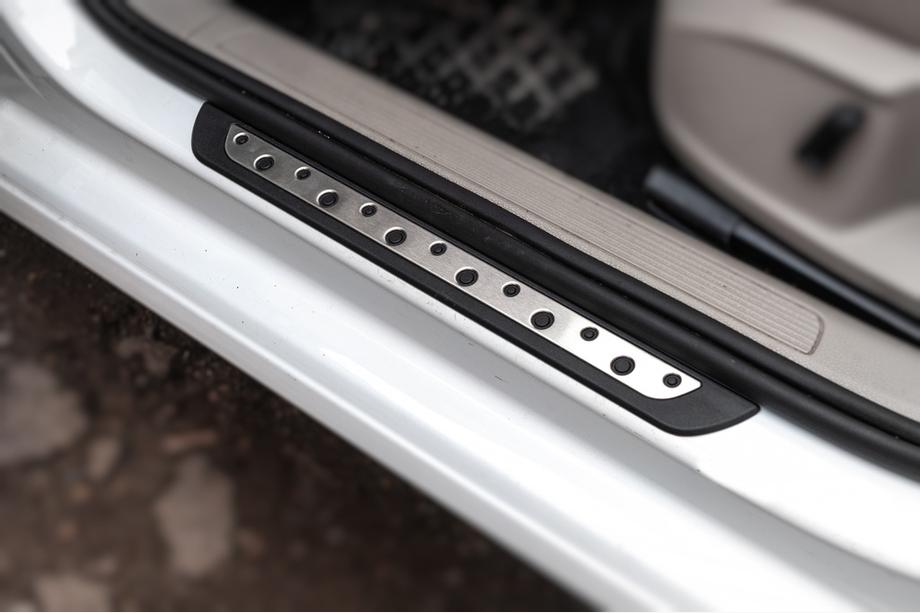 Volkswagen Golf 7/E-Golf 2012-2020 гг. Накладки на пороги Flexill Dotline (4 шт, нержавейка) Image