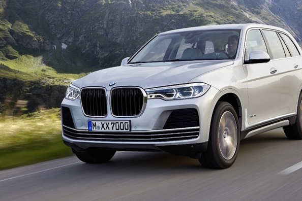 Флагманский кроссовер BMW X7 представят ближайшей осенью