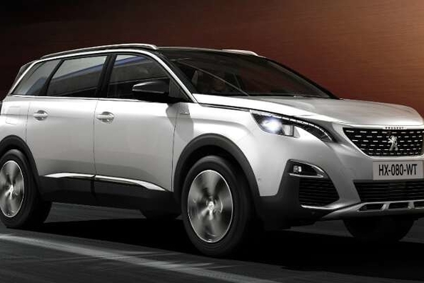 Французский стиль в кроссовере Peugeot 5008 2017 года фото 1