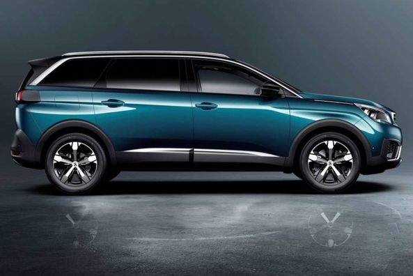 Французский стиль в кроссовере Peugeot 5008 2017 года фото 3
