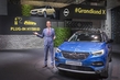 Opel презентовал свой первый гибридный автомобиль фото 1