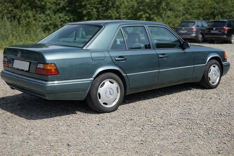 Mercedes E-class W124 1984–1997 гг. Накладки на арки 1989-1995 (4 шт, нержавейка) Image