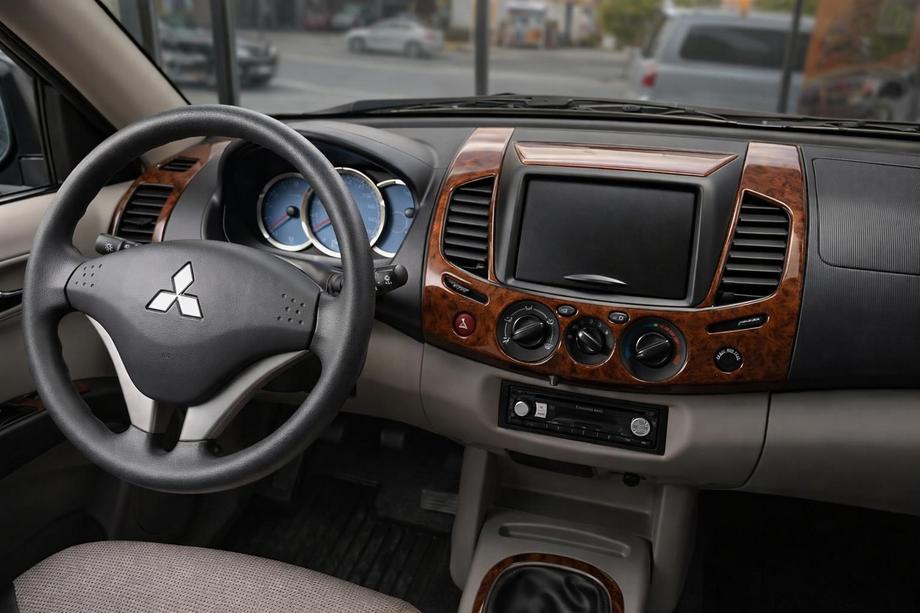 Mitsubishi L200 2006-2015 гг. Накладки на панель приборов (13 деталей) Image