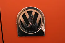 Volkswagen Caddy 2004-2010 гг. Обводка заднего логотипа (нержавейка) фото 1
